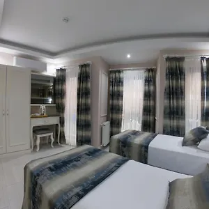Crowned Hotel